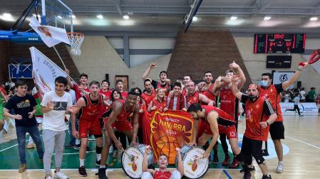 La plantilla del Basket Navarra y los seguidores que se desplazaron a Amorebieta, celebran el pase a la final del conjunto de Jordi Juste