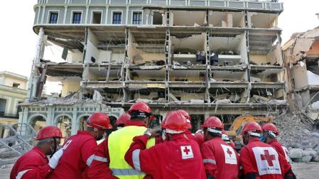 Labores de rescate en el Hotel Saratoga, en La Habana
