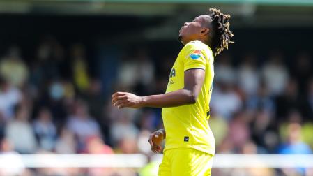 Samuel Chukwueze se lamenta tras fallar una ocasión