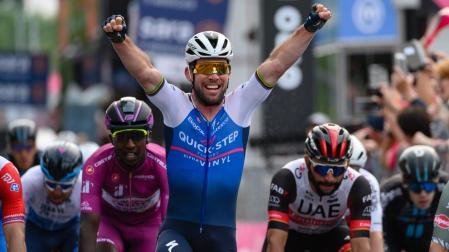 Mark Cavendish (Quick Step) logra al sprint la victoria en la tercera etapa del Giro de Italia