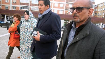 De izquierda a derecha: Charo Pardo, coordinadora de ANARASD, Carol García Pellejeros, responsable de Vacaciones en Paz, Abdulah Arabi, delegado nacional del Frente Polisario, y Mohamed Galiani, subdelegado del Polisario en Navarra, el martes pasado en Berriozar