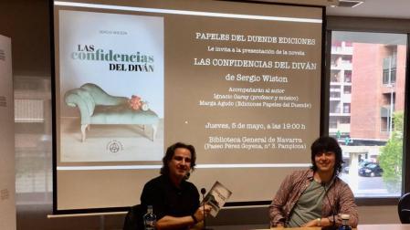 Un momento de la presentación de Las confidencias del diván, en la Biblioteca General, libro escrito por Sergio Wiston (dcha.), al que acompañó Ignacio Garay (izda.), músico y profesor de Filosofía
