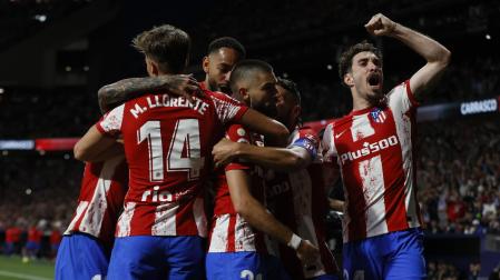 Piña de los jugadores del Atlético en la celebración del gol de Carrasco