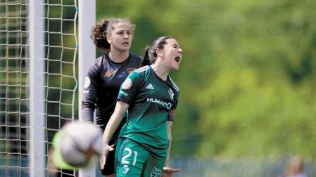 Las jugadoras de Osasuna celebran el gol de Celia Ochoa