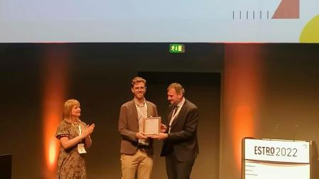 Ignacio Visus recibe el premio durante la celebración del congreso europeo en Dinamarca