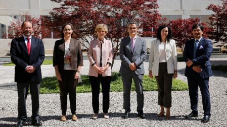 De izquierda a derecha, el director del Instituto de Ciencia de Datos e Inteligencia Artificial de la Universidad de Navarra, Jesús López Fidalgo; Pilar Concejo, directora de Formación y Gestión del Talento en el Grupo BBVA, la rectora María Iraburu; Guzmán Garmendia, director general de Telecomunicaciones y  Digitalización del Gobierno de Navarra; la vicerrectora de Investigación y Sostenibilidad, Paloma Grau y  Marco Bonilla, disciplin leader Advanced Analytics de BBVA