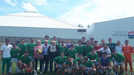 Los jugadores y el cuerpo técnico del San Juan posaron junto a José Luis Mendióroz y su mujer Mariángeles tras el partido del domingo
