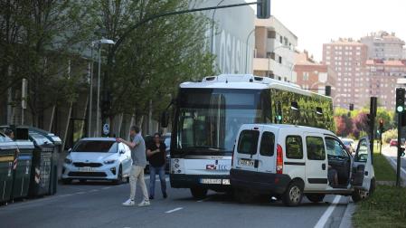 La villavesa impctó contra la furgoneta cuando el automóvil maniobró para esquivar a otro vehículo