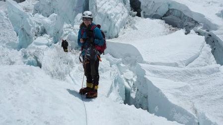 Uxue Murolas, en la cascada de hielo del Khumbu previa al Campo II