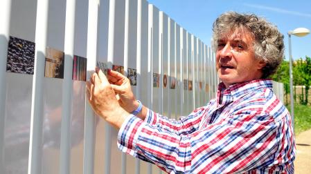 Atxu Ayerra junto a las instantáneas que expone estos días en el paseo de la República de Tafalla