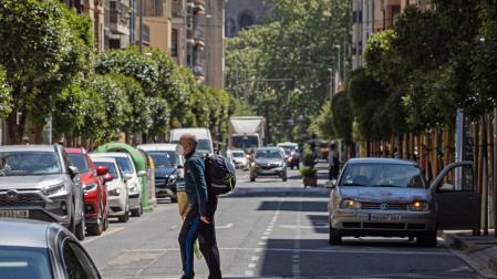 Paseo de la Inmaculada, con la línea de coches a la izquierda que desaparecería con la actuación