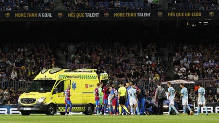 La ambulancia espera para trasladar a Ronald Araujo