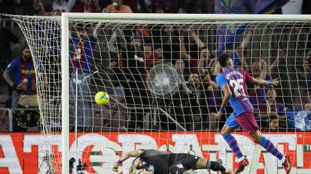 Pierre-Emerick Aubameyang corre a celebrar el segudno tanto con el meta del Celta, Dituro, batido
