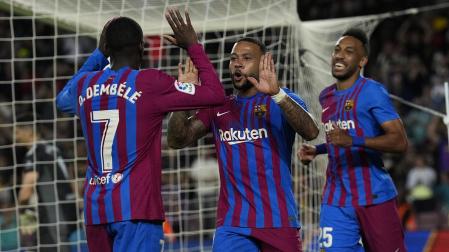 Memphis Depay y Ousmane Dembelé celebran el ptrimer tanto del Barça junto a Pierre-Emerick Aubameyang