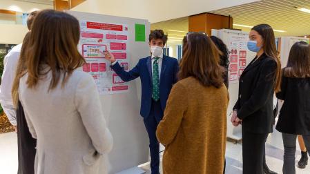 Un grupo de estudiantes de la Universidad de Navarra, durante la defensa de sus trabajos de fin de grado