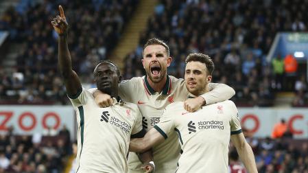 Sadio Mane, Jordan Henderson y Diogo Jota celebran un tanto del Liverpool en un encuentro de la Premier League