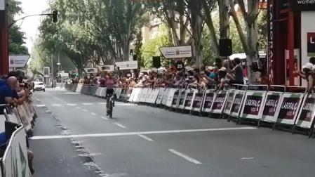Entrada en meta de la ciclista Veronica Ewers en la segunda carrera de la Navarra Women's Elite Classics