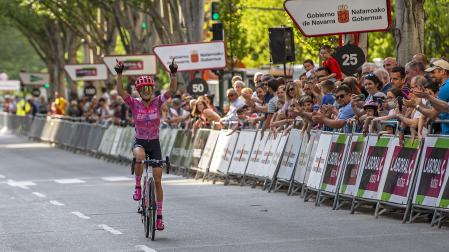 La americana Ewers celebra su victoria en solitario en la segunda clásica de Navarra de 2022. Su triunfo fue incontestable