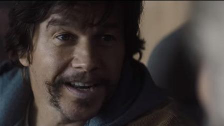 Mark Wahlberg, en una captura del trailer oficial de 'Los milagros del padre Stu'