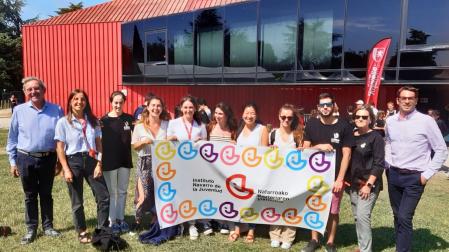 Grupo de jóvenes representando el Instituto Navarro de la Juventud