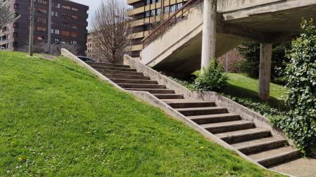 Vista de las escaleras para la que los vecinos reclaman una barandilla