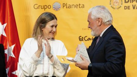 La consejera de Cultura, Turismo y Deporte de la Comunidad de Madrid, Marta Rivera de la Cruz, entrega el galardón a Darío Villanueva