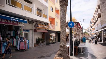 Imagen de la vivienda de Los Cristianos, en Tenerife, en la que apareció el cadáver de una mujer