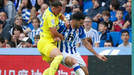 Mikel Merino pelea con Luis Alfonso 'Pacha' Espino por un balón en el Real Socidad-Cádiz