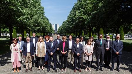Los equipos de gobierno de ambas universidades posan en el campus de Arrosadia