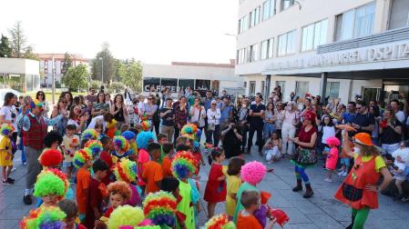 Bomberos de Navarra y escolares del Colegio Sagrado Corazón visitan a  niños hospitalizados en el edificio de maternidad