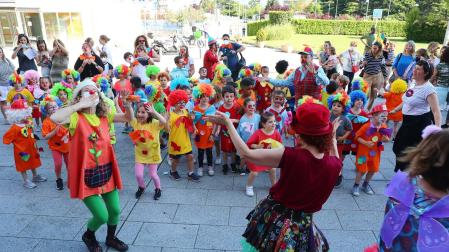 Bomberos de Navarra y escolares del Colegio Sagrado Corazón visitan a  niños hospitalizados en el edificio de maternidad