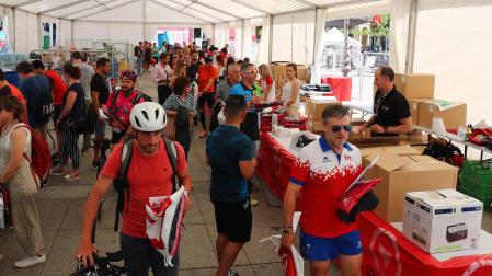 Entrega de dorsales ayer en la Plaza del Castillo, lugar donde hoy estará la meta