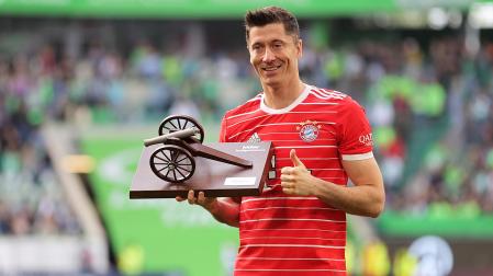 Robert Lewandowski posa con el trofeo de máximo goleador de la Bundesliga