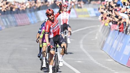 El belga Thomas De Gendt, del Lotto Soul, celebra el triunfo tras entrar primero en la meta de Nápoles