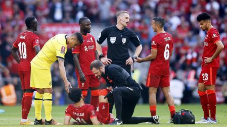 Los médicos atienden a Salah tras lesionarse en la final de la FA Cup entre Liverpool y Chelsea