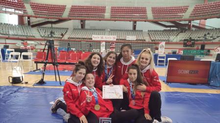 Las integrantes del Club de Lucha Burlada, en Gijón.