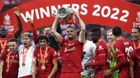 El capitán del Liverpool, Jordan Henderson alza el trofeo tras vencer en la final de la FA Cup