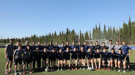El cuerpo técnico dirigido por Kakun Mainz y las jugadoras de Osasuna posan para Diario de Navarra antes del entrenamiento del pasado martes. Acudieron todas las jugadoras del primer equipo menos la lesionada Vanessa, que llegó minutos más tarde, y las del filial que entrenan con ellas estos días: Maite Valero, Arantxa, Azpiazu, Ainhoa, Karol y Ane Ansa