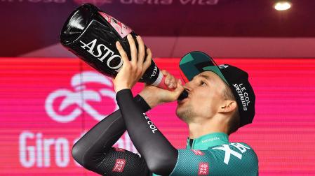 Jai Hindley celebra el triunfo en la novena etapa del Giro de Italia 2022