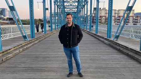 Sergio Sola sobre el Walnut Street Bridge situado en Downtown Chattanooga