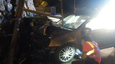 Accidente contra el muro de una vivienda en Atallo