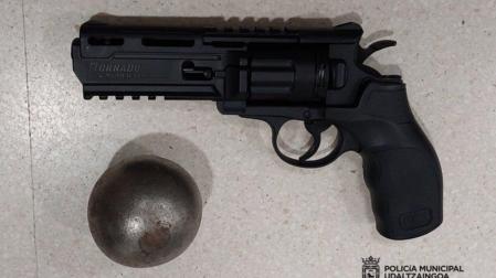 Arma de aire comprimido y bola metálica maciza