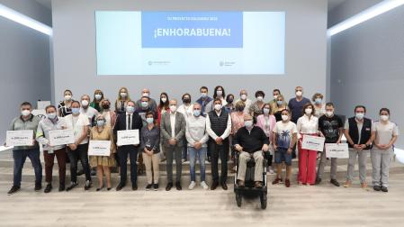 Representantes de las once entidades sociales recibieron sus cheques de manos del presidente de Volkswagen Navarra, Markus Haupt, y de Alfredo Morales, presidente del Comité de Empresa de la fábrica. Junto a ellos, en el centro de la foto, Kai Feuerherdt, gerente de Recursos Humanos de la empresa