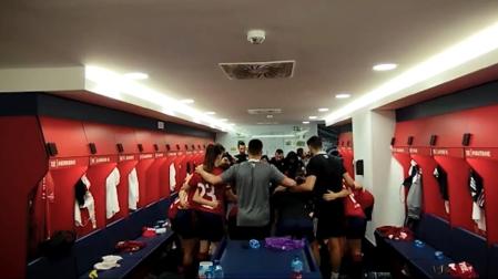 Las jugadoras y el cuerpo técnico de Osasuna hacen una piña en El Sadar
