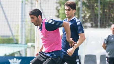 Javi Martínez presiona a Cote durante el entrenamiento de este lunes en Tajonar