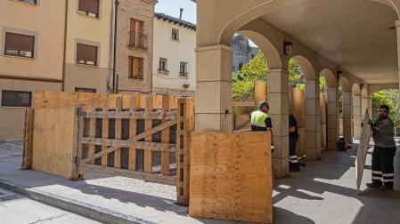 Colocación del vallado para el encierro de las Fiestas del Puy