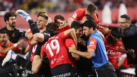 Los jugadores del Mallorca hacen una piña tras el gol postrero de Abdón Prats contra el Rayo que les hace tener en sus manos la permanencia