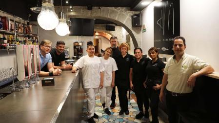 La plantilla del asador Mercaderes. A la derecha el nuevo gerente, Garabet