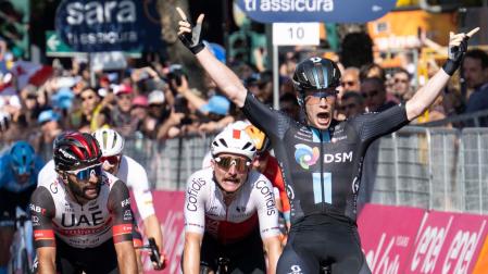 Alberto Dainese logra vence al esprint en este Giro en un emocionante esprint en el que arrebató la victoria al colombiano Fernando Gaviria
