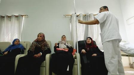 Mujeres de Gaza atendidas en un hospitalen un momento de la película Condenadas en Gaza, de Beatriz Lecumberri y Ana Alba.
